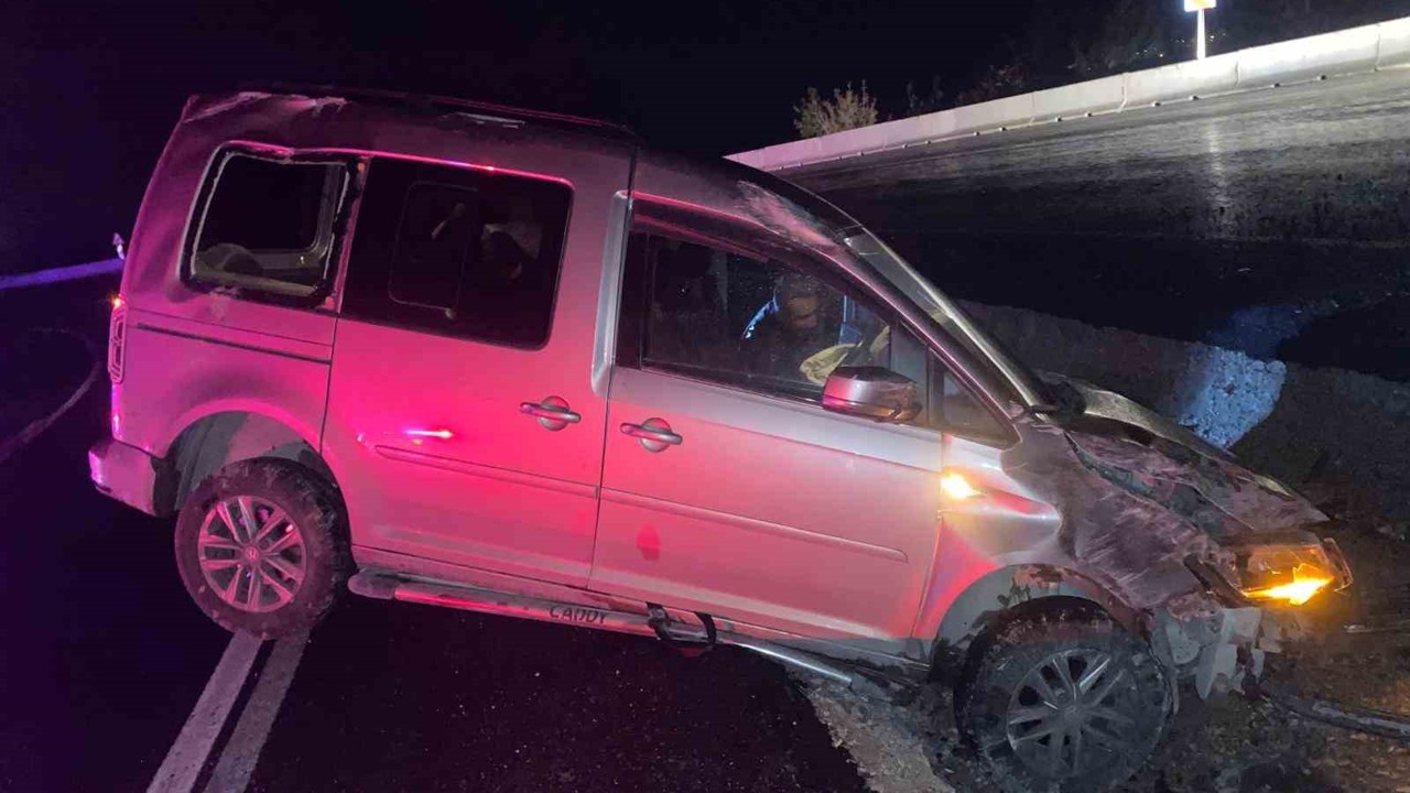 Kontrolden çıkan araç trafik levhalarına çarptı: 2 yaralı
