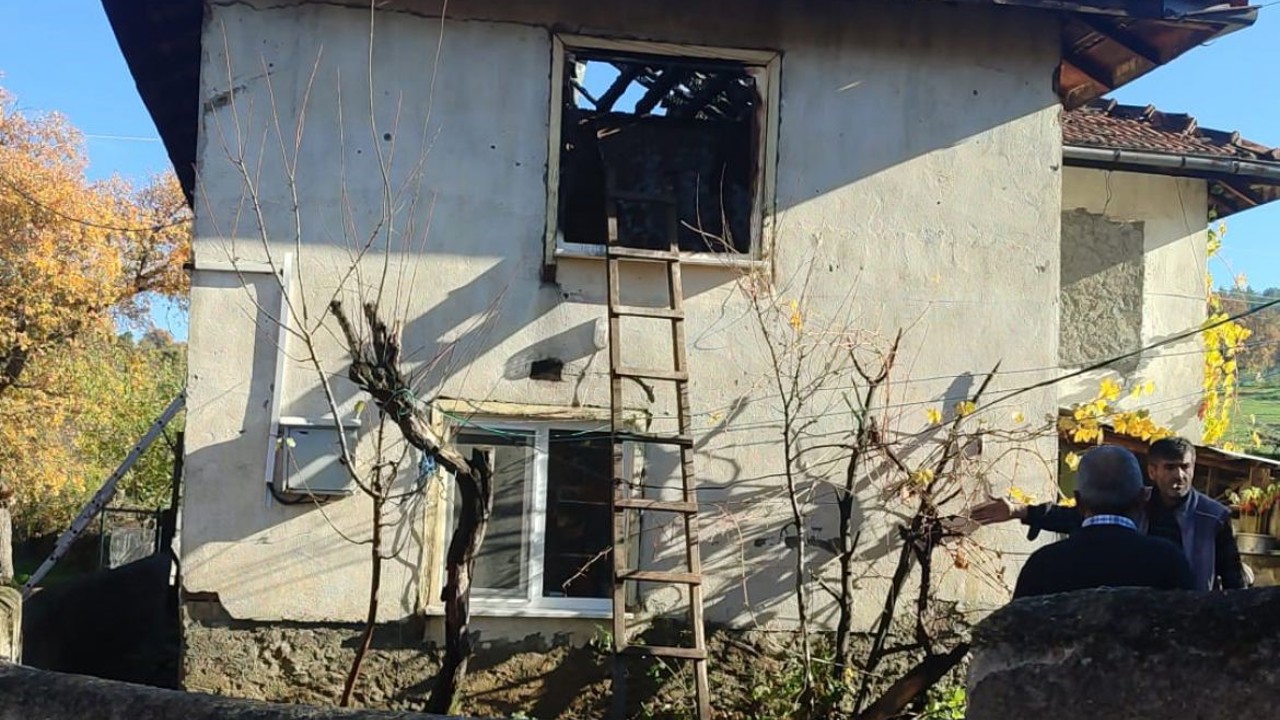 Tavşanlı’da 2 katlı ahşap ev yandı
