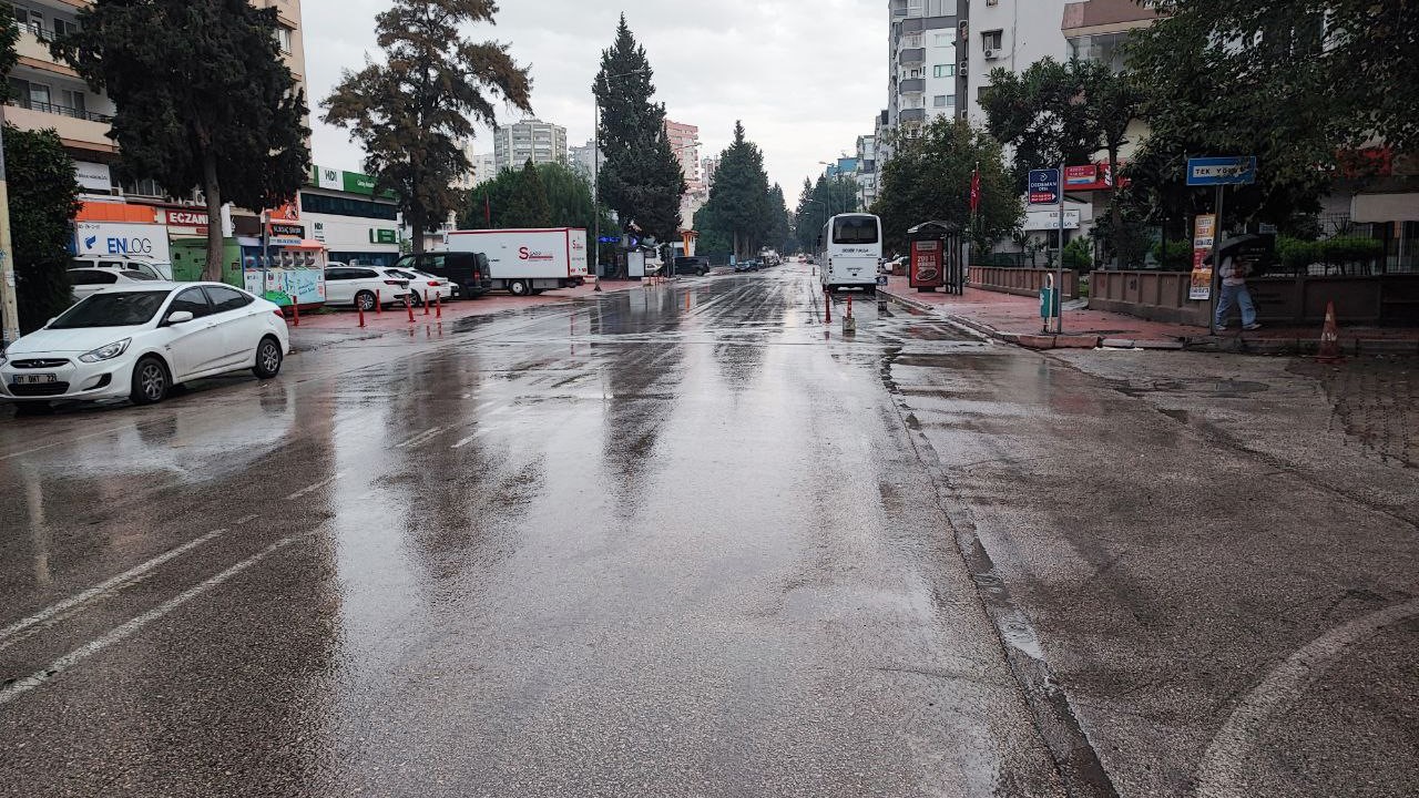 Meteorolojinin kuvvetli yağış uyarısı yaptığı Adana’da yağmur başladı
