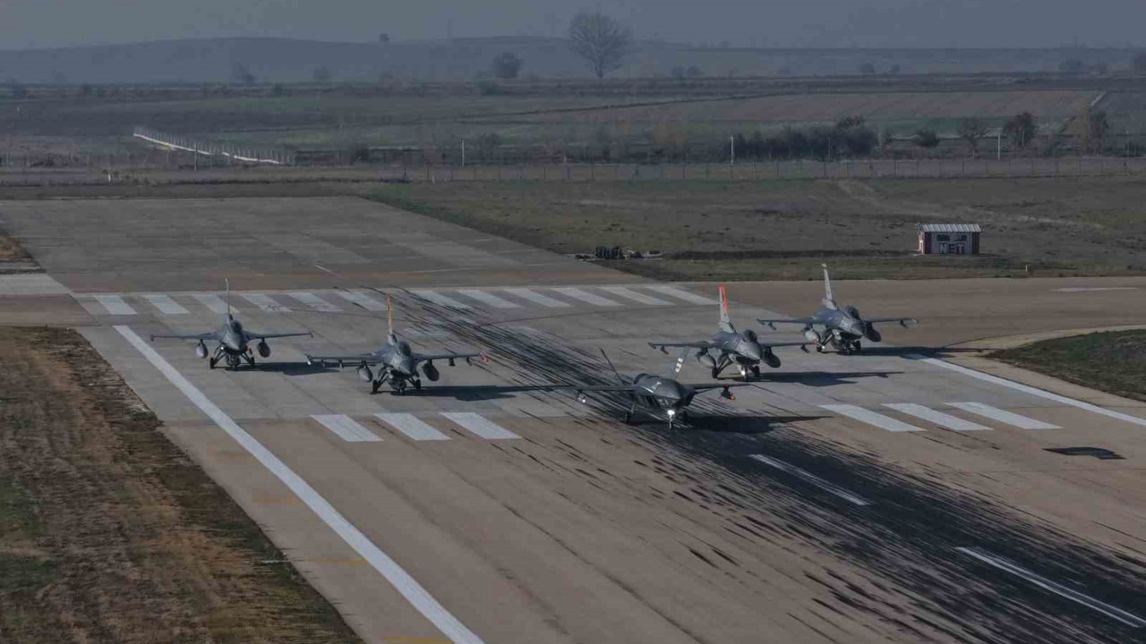 Bayraktar KIZILELMA "hava-hava" füzesiyle hedefi vurdu
