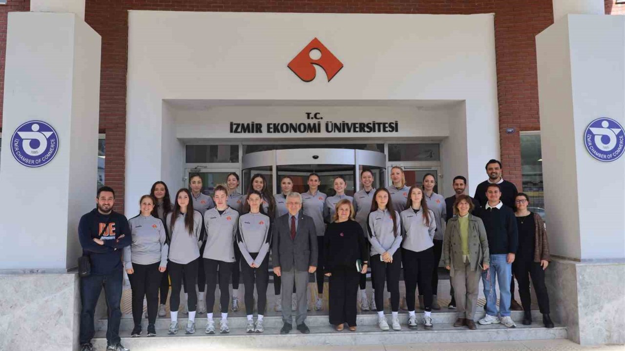 İEÜ, set vermeden şampiyon oldu
