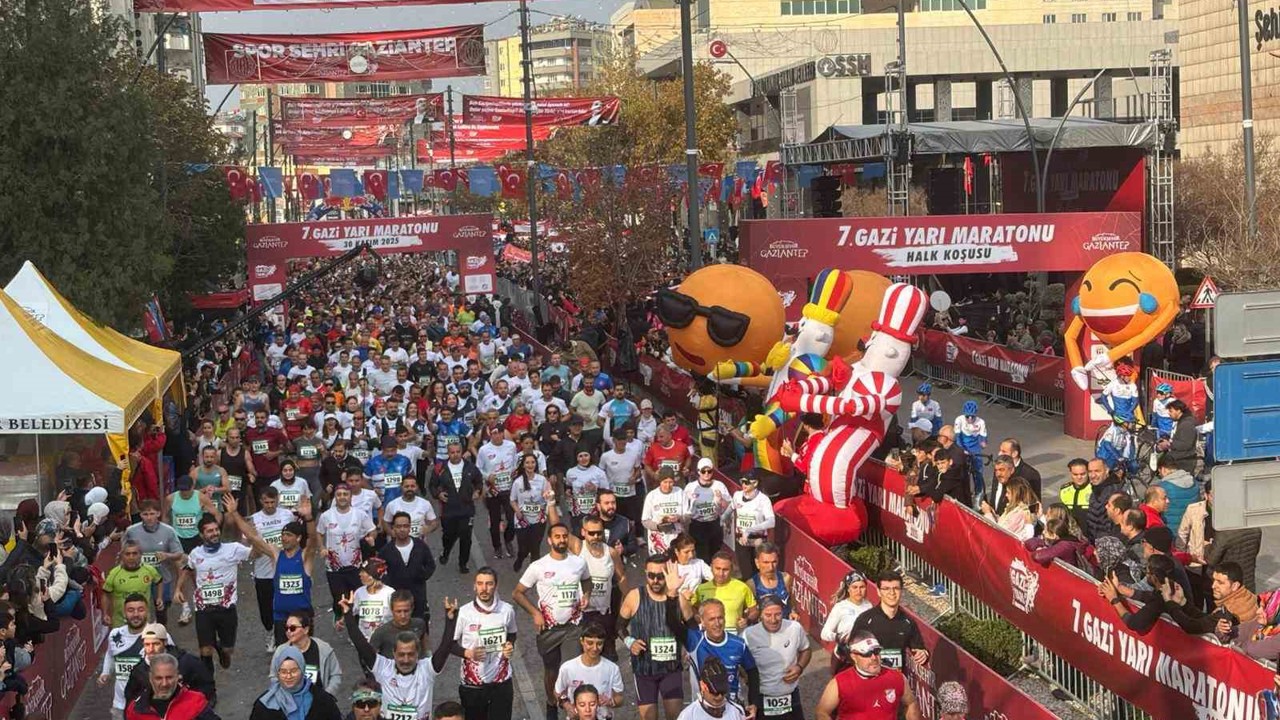 Gaziantep’te 7. Gazi Yarı Maratonu bin 498 sporcunun katılımıyla başladı
