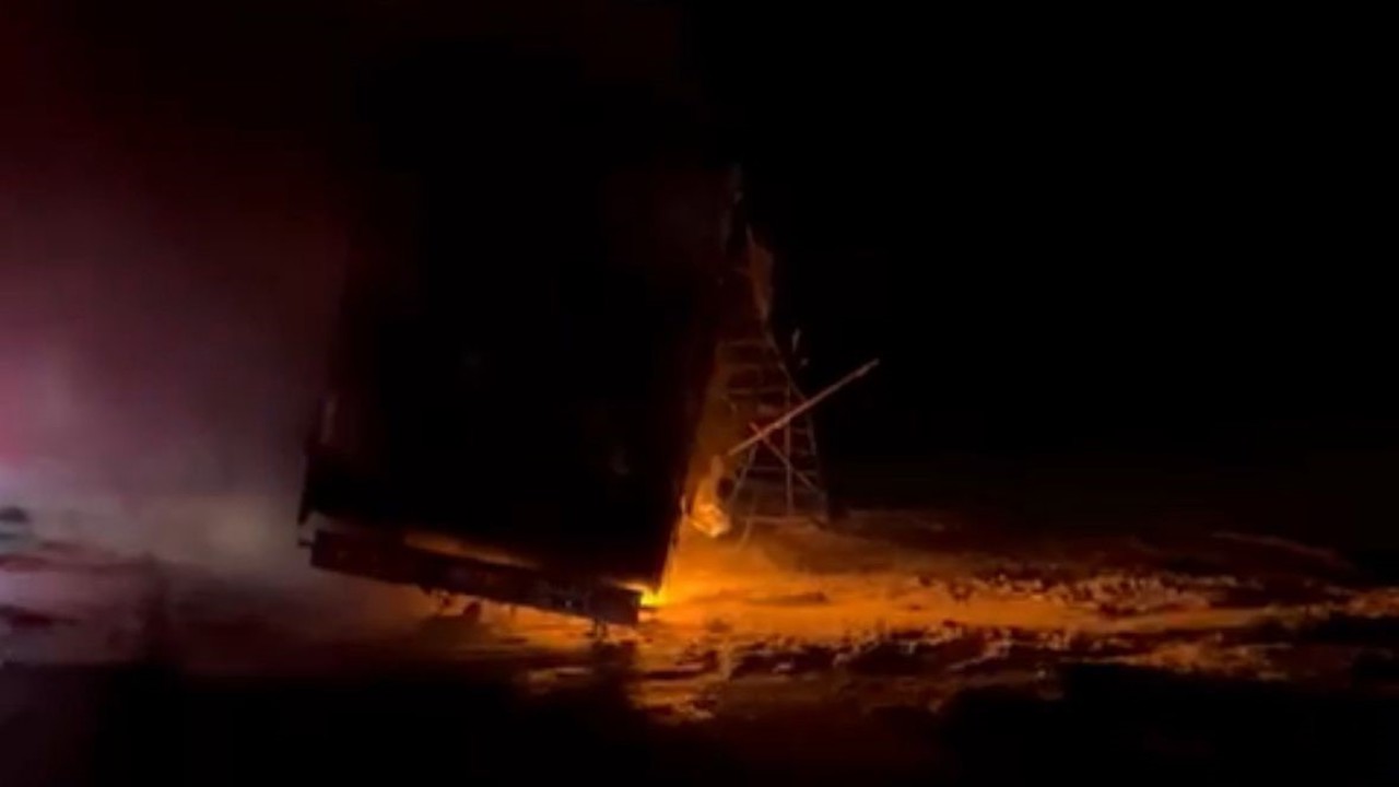 Tır alev alev yandı: Yol 3 saat kapalı kaldı
