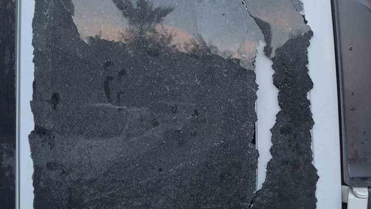 İzmir’de polis aracına saldırıp camı kırdılar
