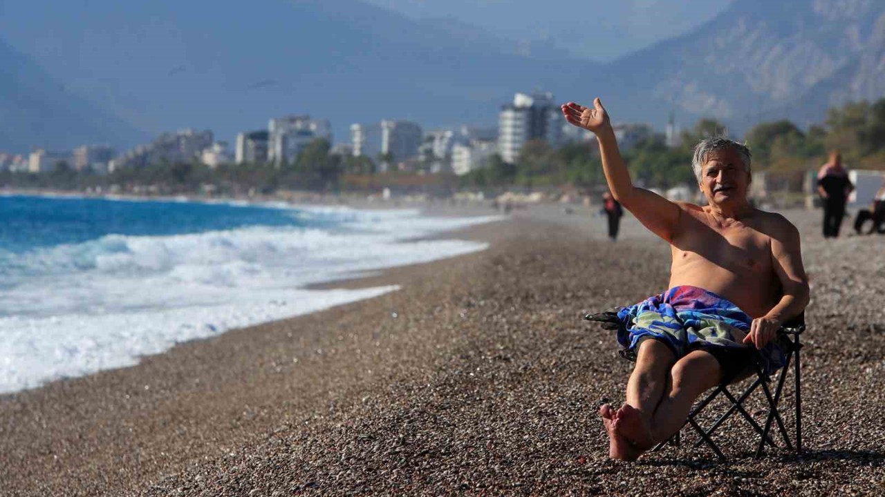 Antalya’da dün yağmur ve fırtına, bugün deniz keyfi
