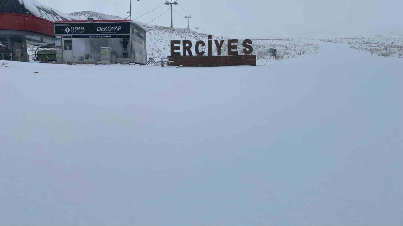 Erciyes güne beyaz örtüyle uyandı
