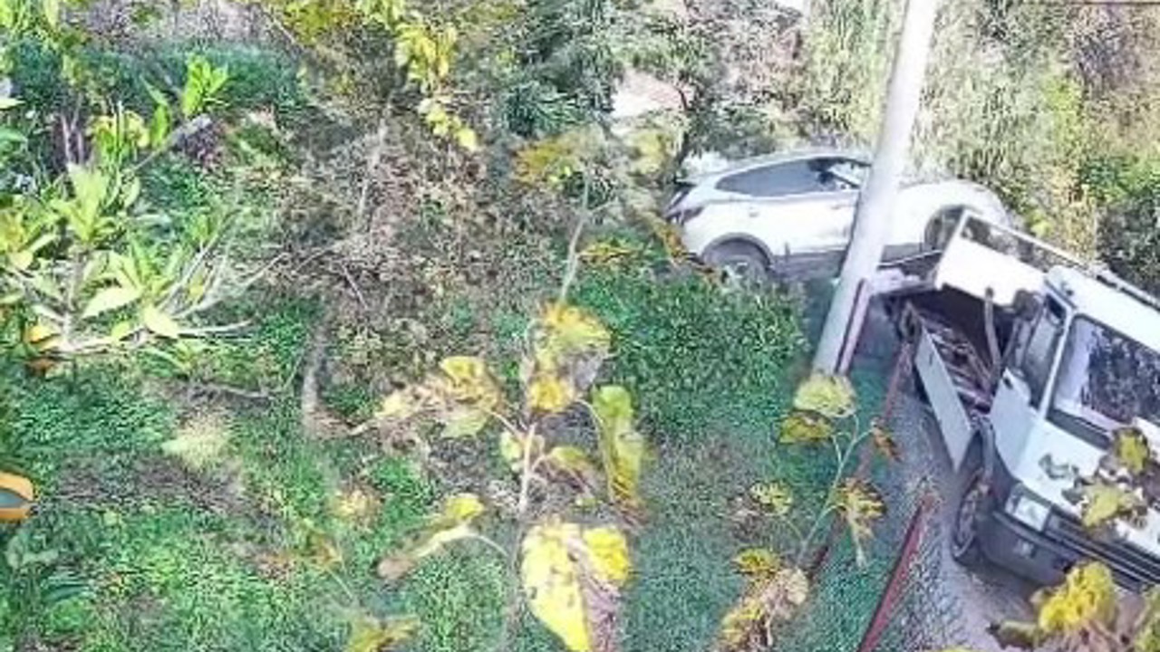 Çekiciye yüklenirken geri viteste unutulan araç rampadan uçtu: 2 yaralı
