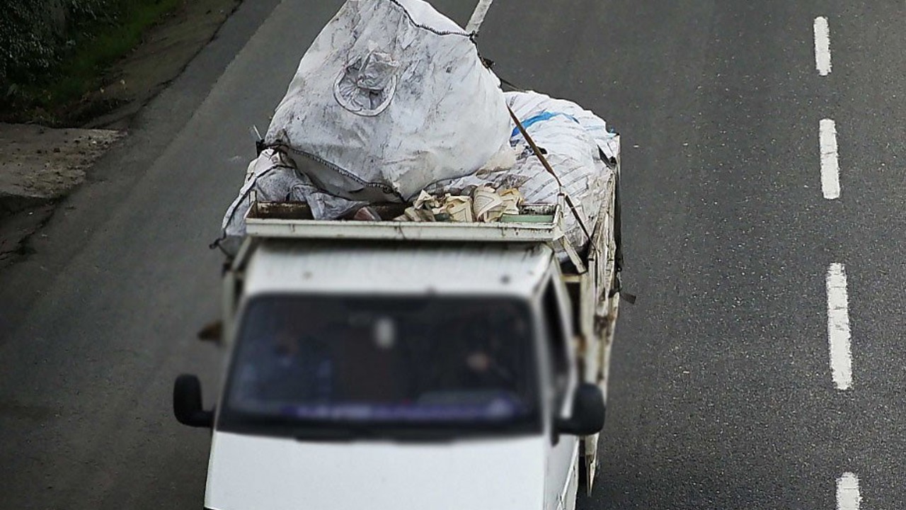 Kağıt taşıyan araçtan Kur’an-ı Kerim sayfaları savruldu: 2 kişi hakkında işlem başlatıldı
