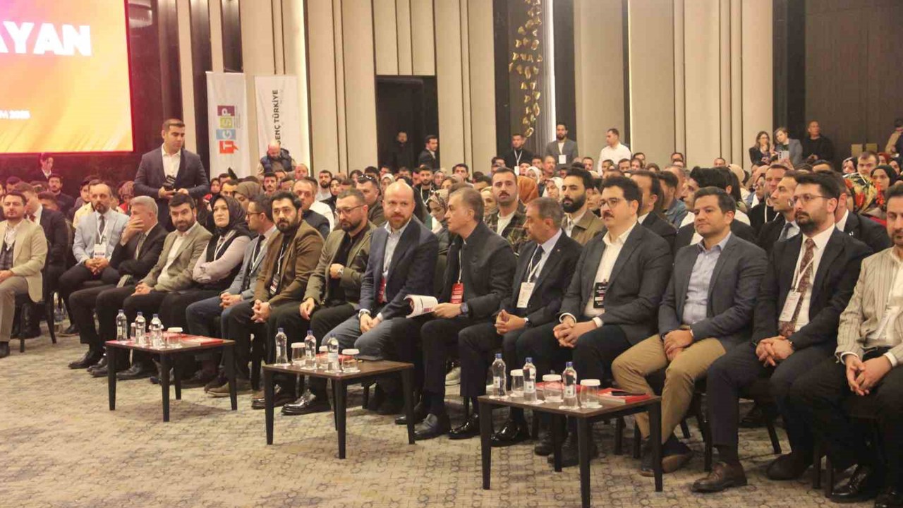 AK Parti Sözcüsü Ömer Çelik ve Bilal Erdoğan Şanlıurfa’da gençlerle buluştu
