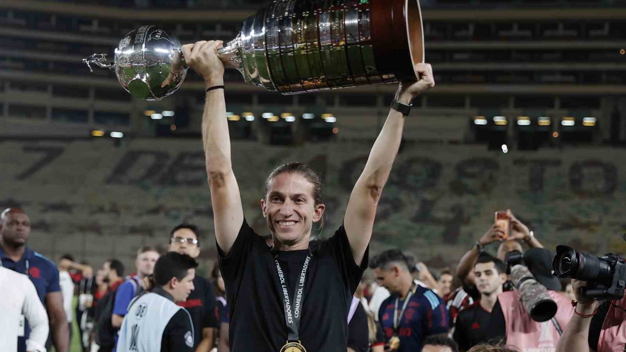 Filipe Luis, teknik direktörlük kariyerinde 5. kupasını kazandı
