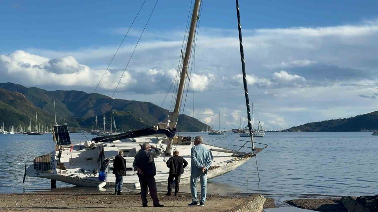 Fırtınada karaya vuran yelkenliler kaldırılıyor
