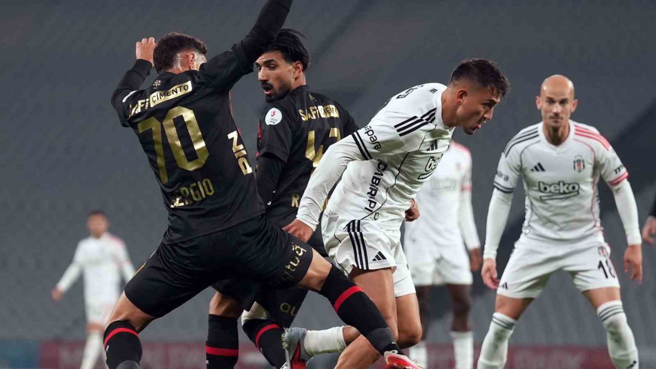 Trendyol Süper Lig: Fatih Karagümrük: 0 - Beşiktaş: 1 (İlk yarı)
