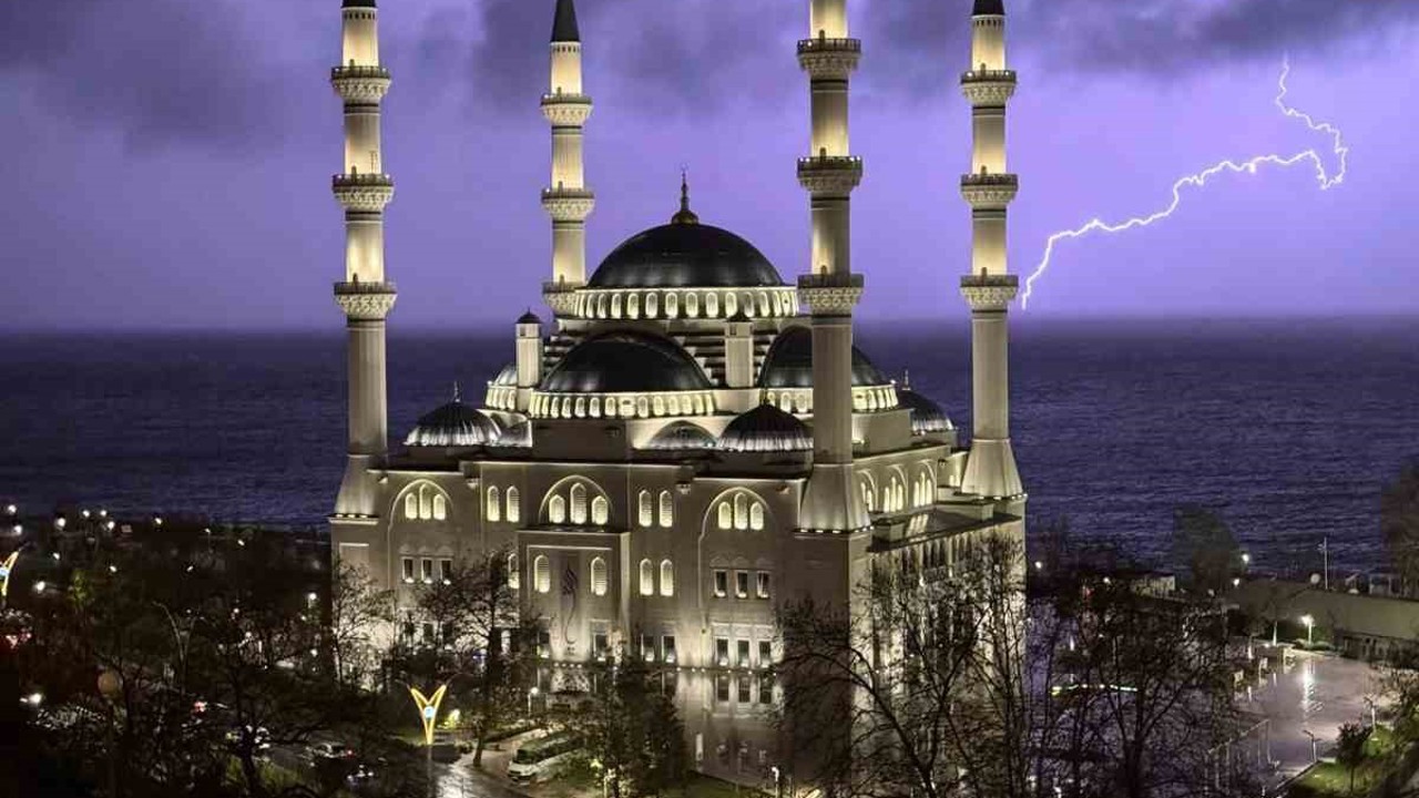 Zonguldak’ta şimşekler geceyi aydınlattı
