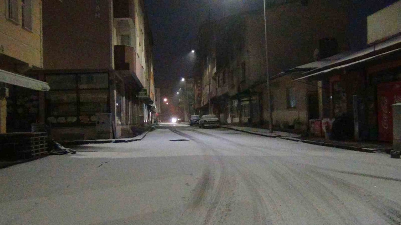 Kars’a mevsimin ilk karı düştü
