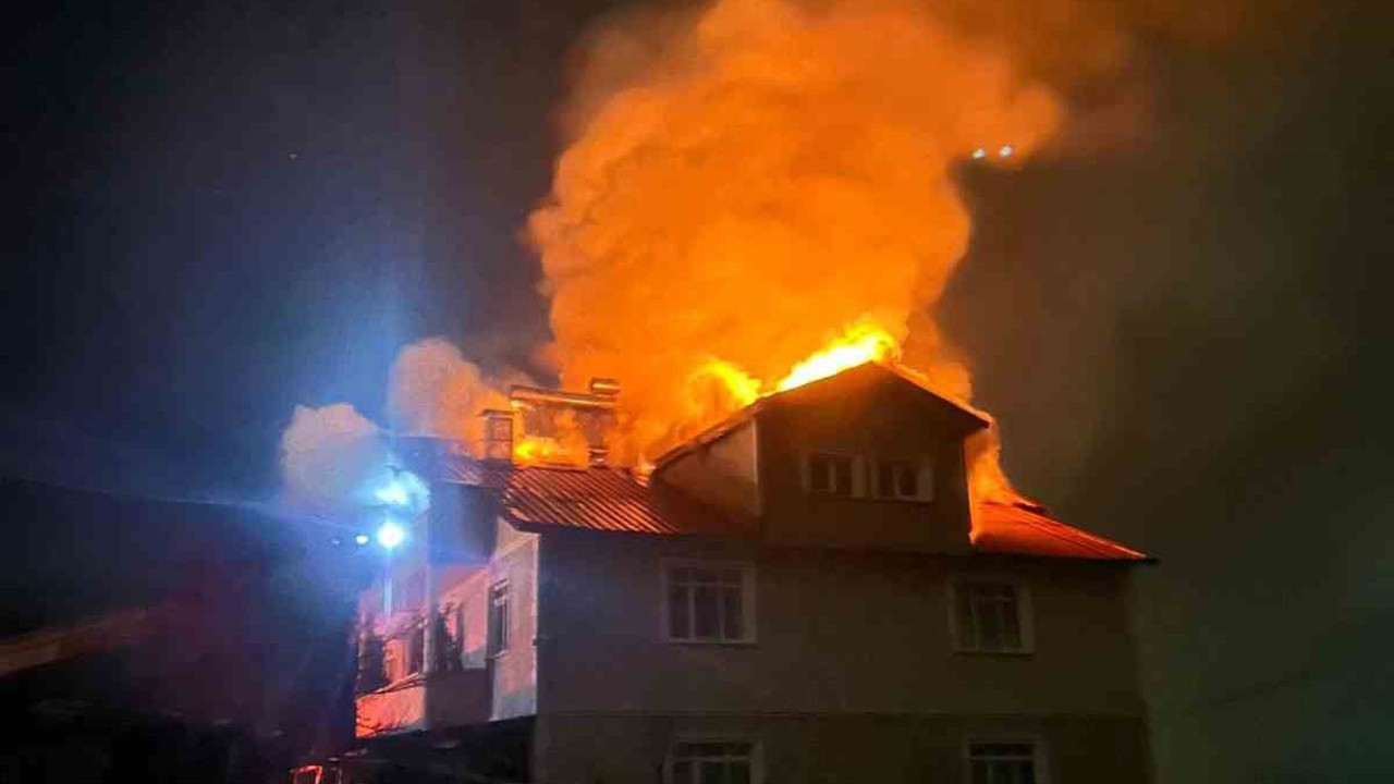Kastamonu’da yangında bir evin çatısı kullanılamaz hale geldi

