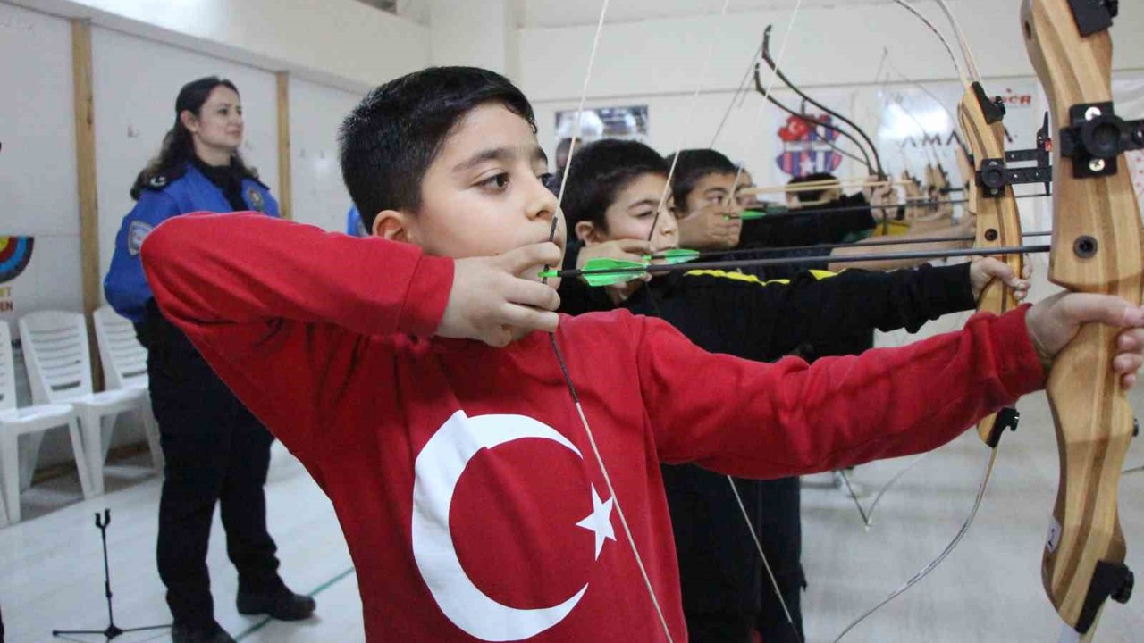 Polislerin desteğiyle okçu oldular
