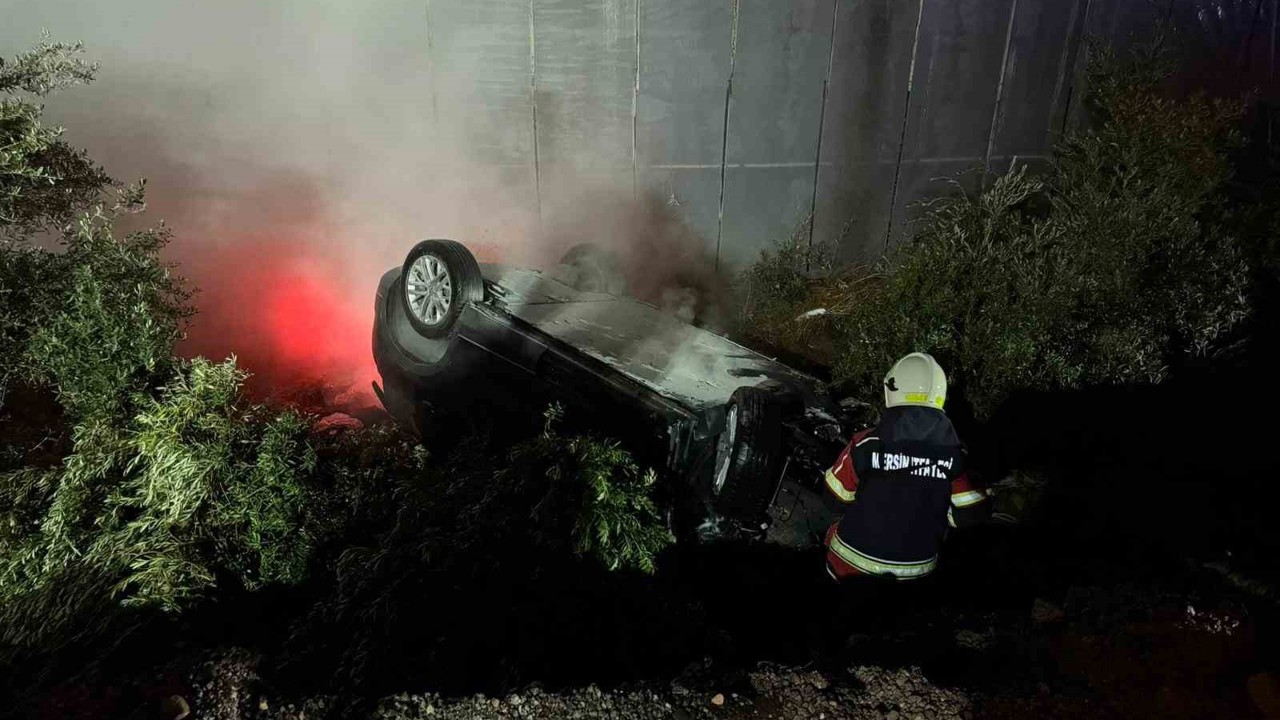 Kaza yapıp ters dönen elektrikli araçtaki yangına ekipler müdahale etti
