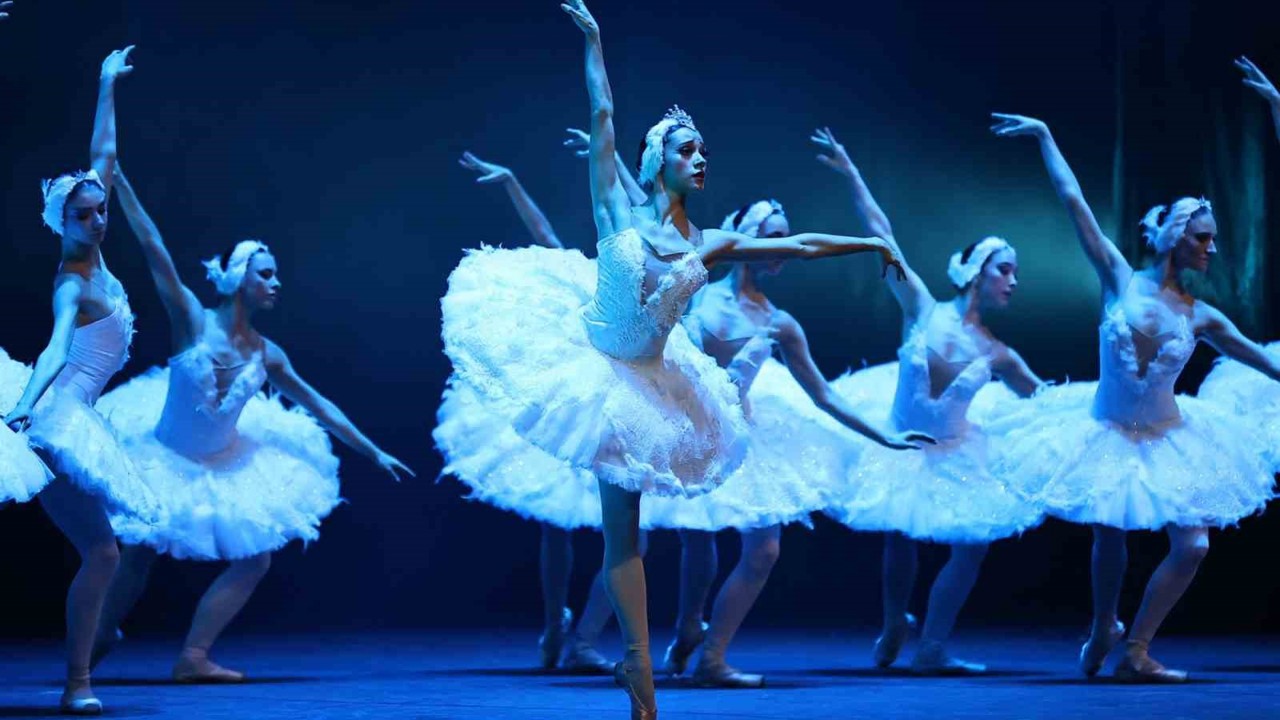 Çaykovski’nin ‘Kuğu Gölü’ balesi Denizli’de beğeniyle izlendi
