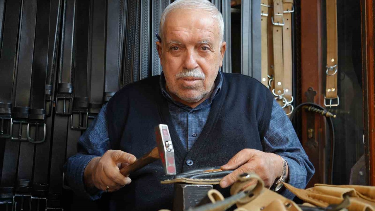 2 metrekarelik dükkanda 48 yıldır mesleğini icra ediyor
