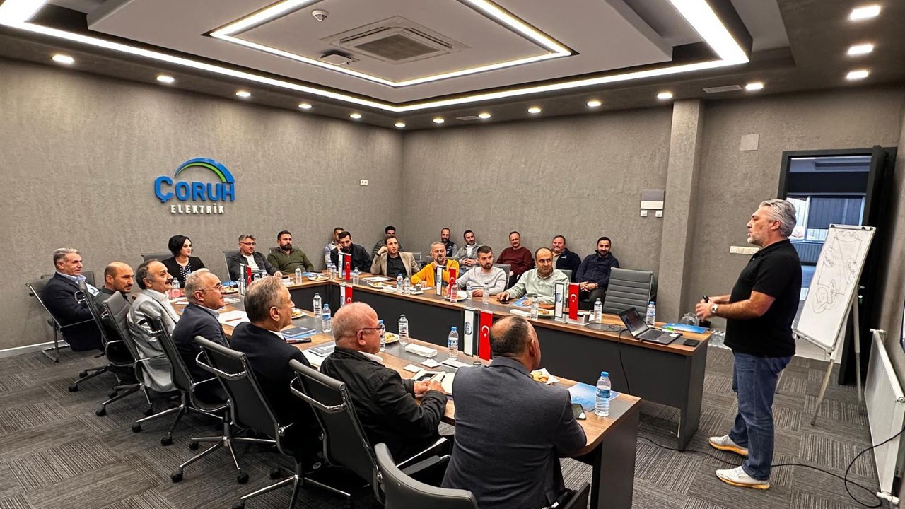 Çoruh EDAŞ’tan ilçe yöneticilerine etkili iletişim ve beden dili eğitimi
