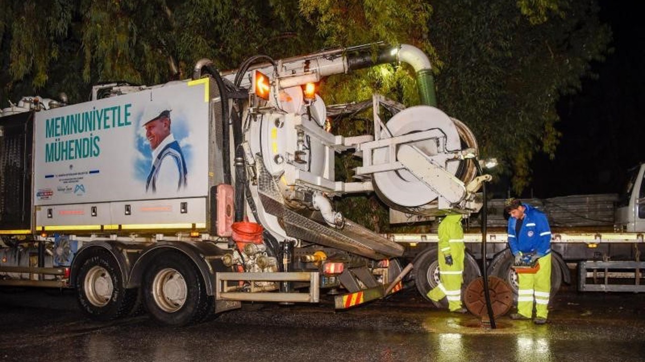 Mersin Büyükşehir Belediyesi ve MESKİ ekipleri gece boyunca görev yaptı
