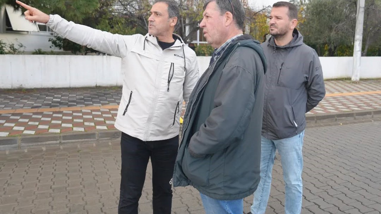 Burhaniye de çöken kanalizasyon borusu yol kapattırdı
