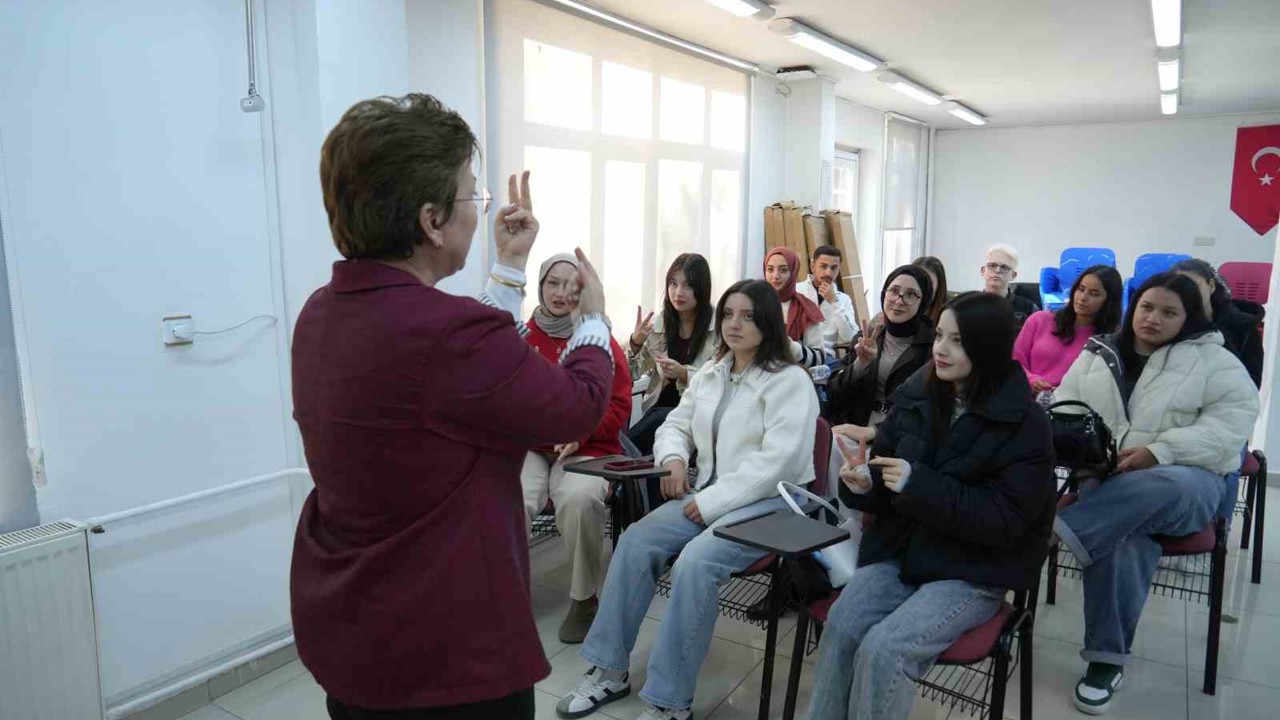 Öğrenciler işitme engelli bireylerle iletişim kurabilmek için işaret dili öğreniyor
