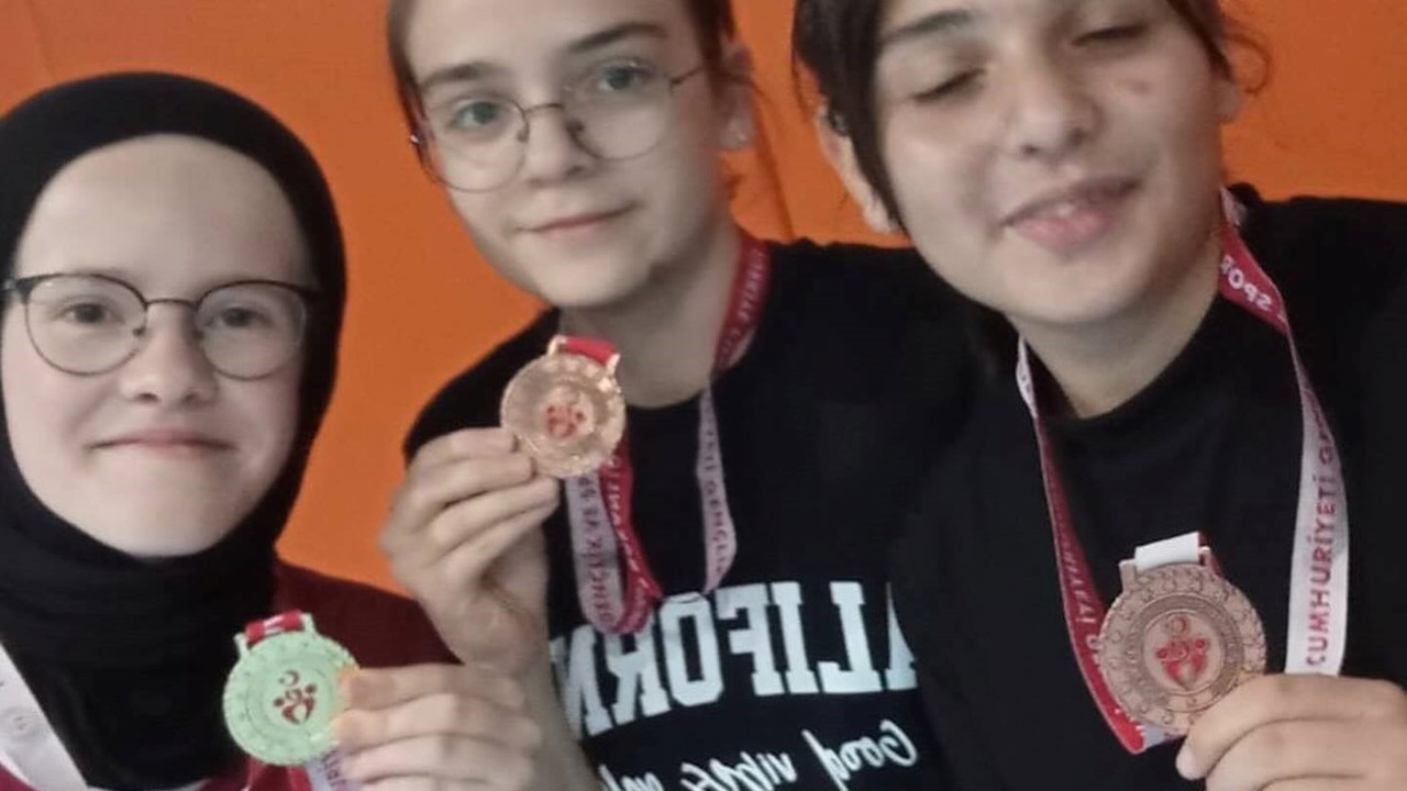 Kütahya Akşemsettin Kız Anadolu İmam Hatip Lisesi’nin masa tenisi başarısı
