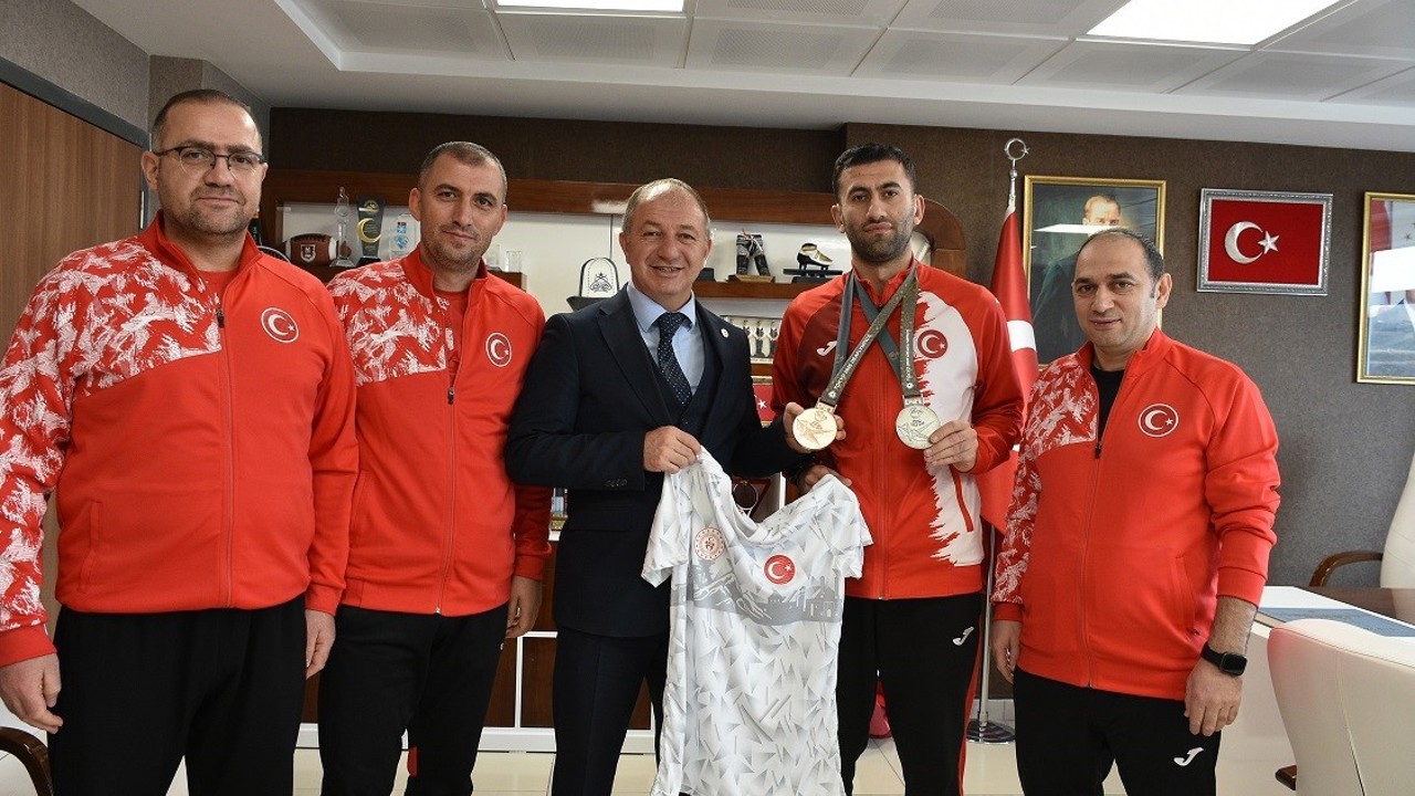 Çakmur’dan olimpiyat fatihine kutlama
