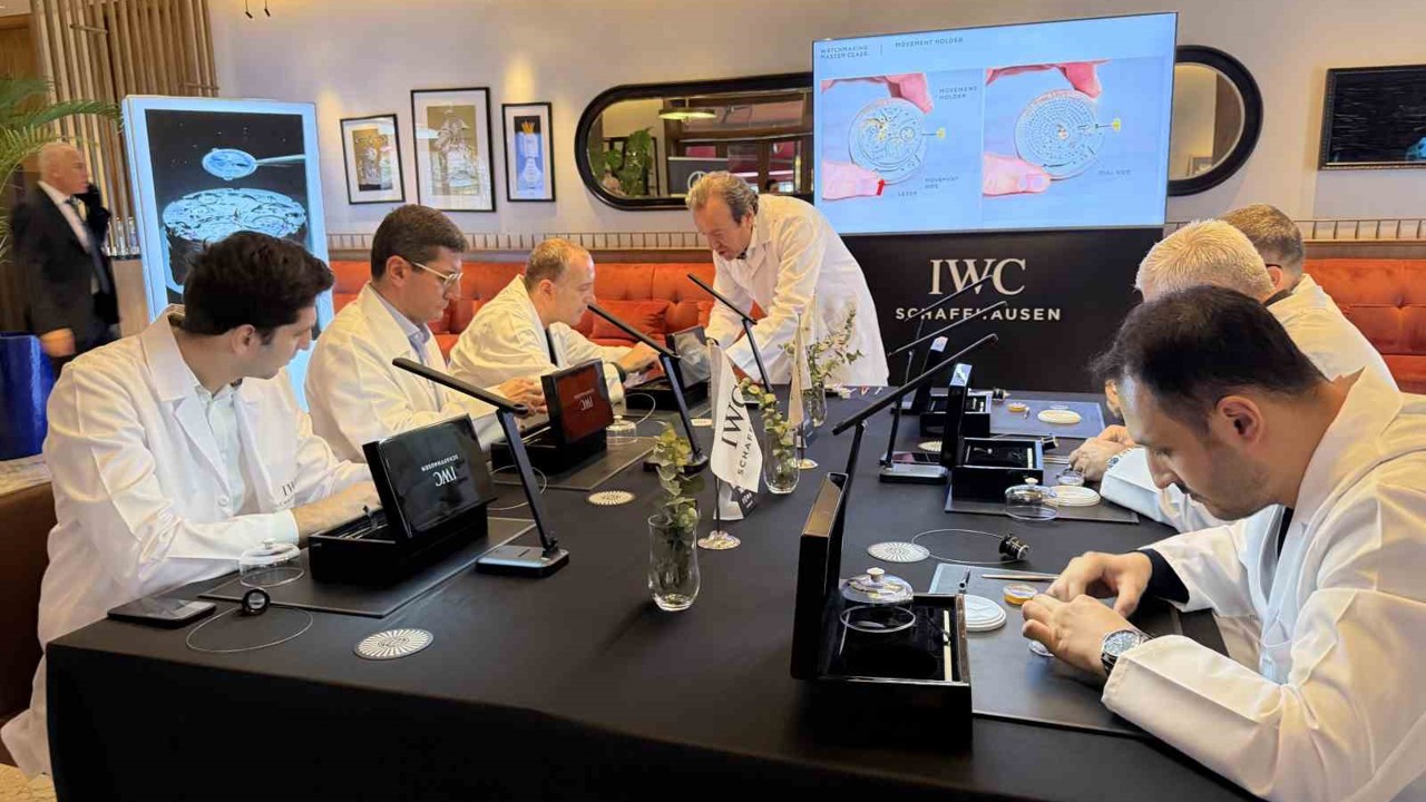 Milyonluk İsviçre saatlerini parçalayıp topladılar
