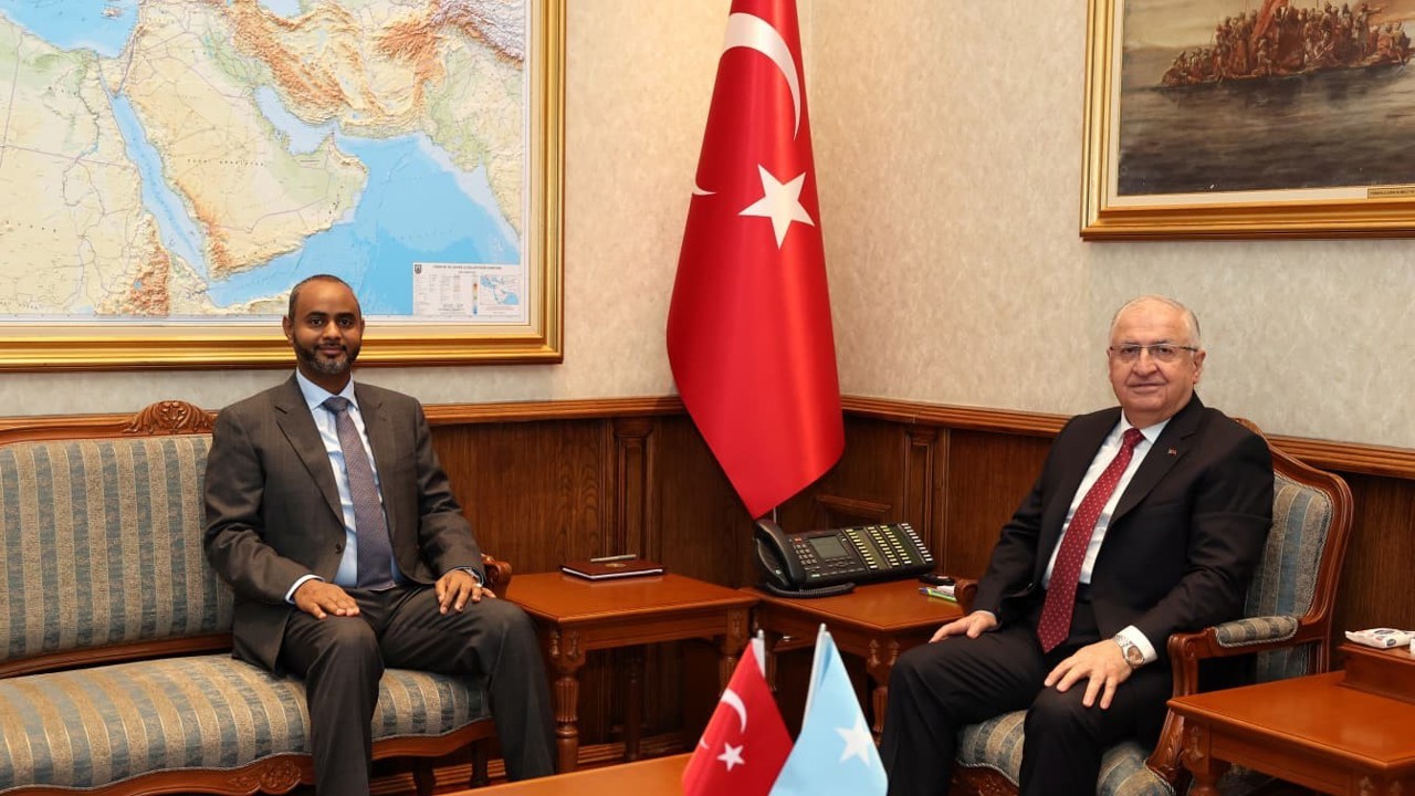 Bakan Güler, Somali Limanlar ve Deniz Ulaştırma Bakanı Abdülkadir Muhammed Nur ile bir araya geldi
