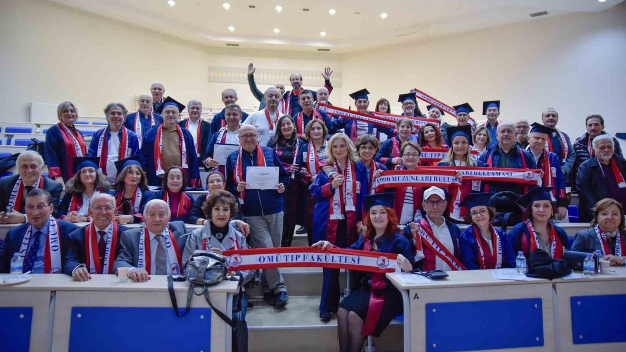 OMÜ Tıp Fakültesi’nin 1990 mezunları 35 yıl sonra aynı amfide buluştu
