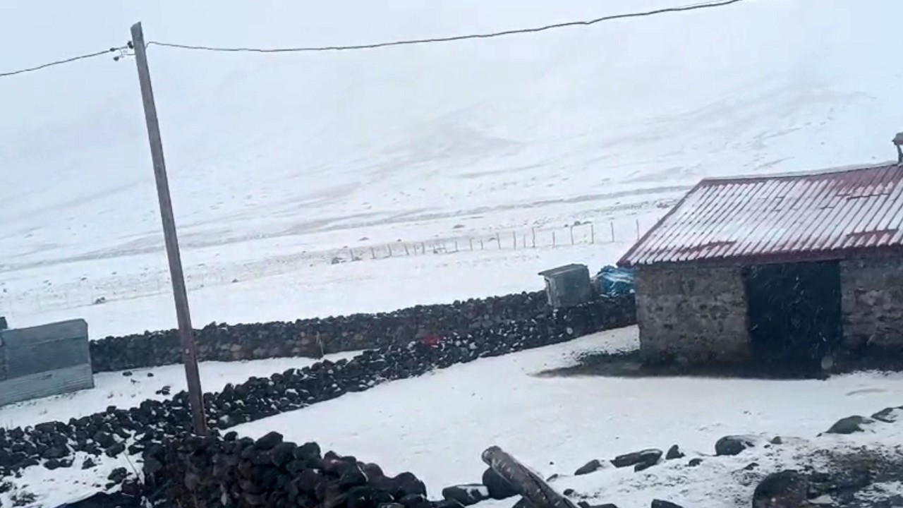 Iğdır’ın yüksek kesimleri beyaza büründü
