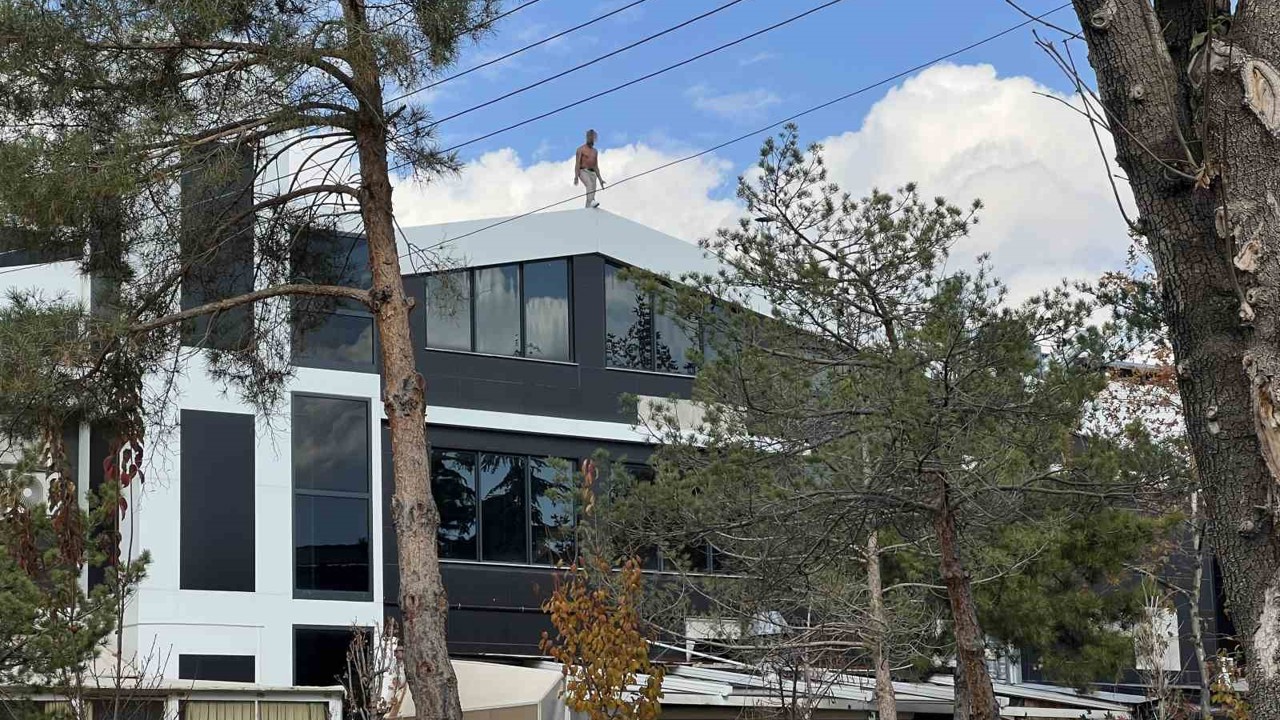 Alacağı için çatıya çıktı, yarı çıplak 3 saat ikna edilmeye çalışıldı
