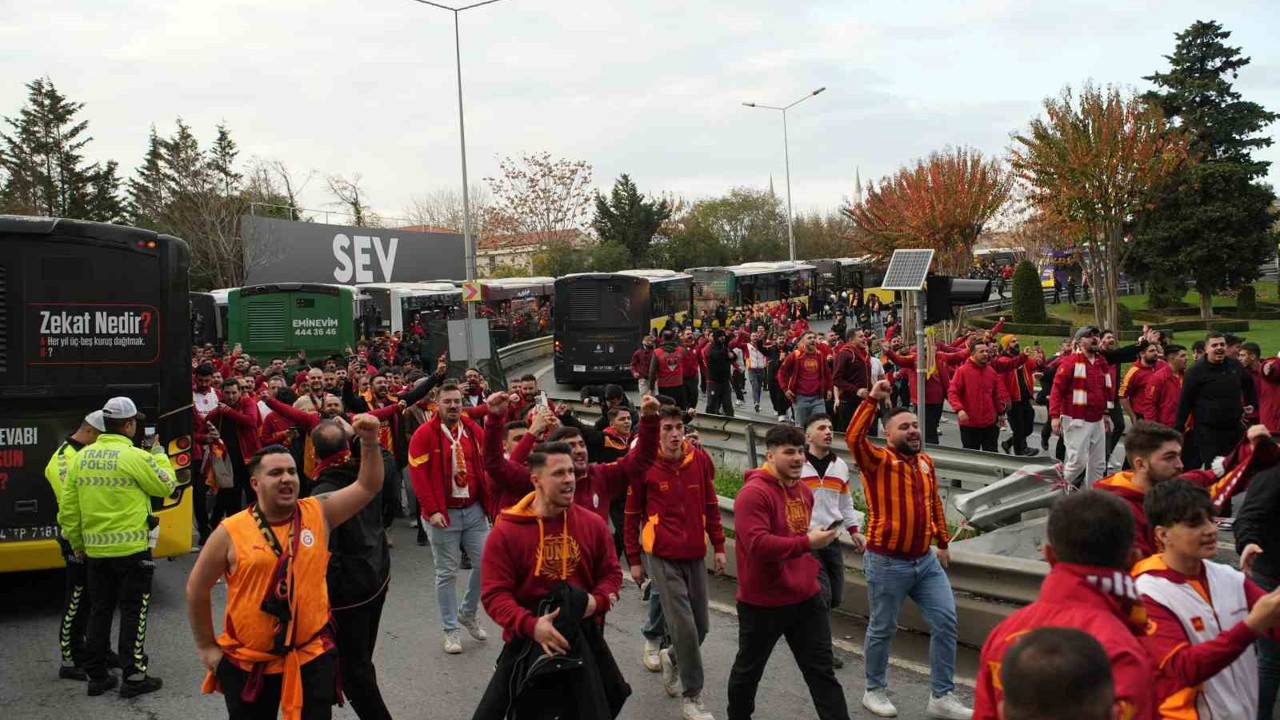 Galatasaray taraftarları derbi için stada geldi
