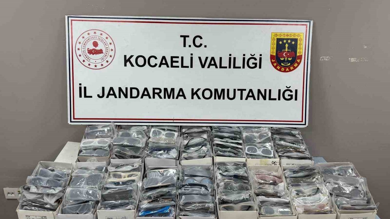 Kocaeli’de 2,6 milyon TL’lik kaçak gözlük ve tütün operasyonu

