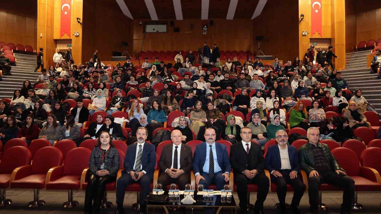 TEDXATATÜRKUNİVERSİTY "Perde" temasıyla katılımcılarla buluştu
