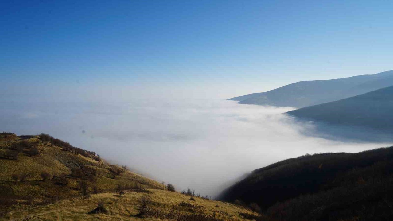 Muş’ta sis ovayı kapladı: Kartpostallık manzaralar oluştu
