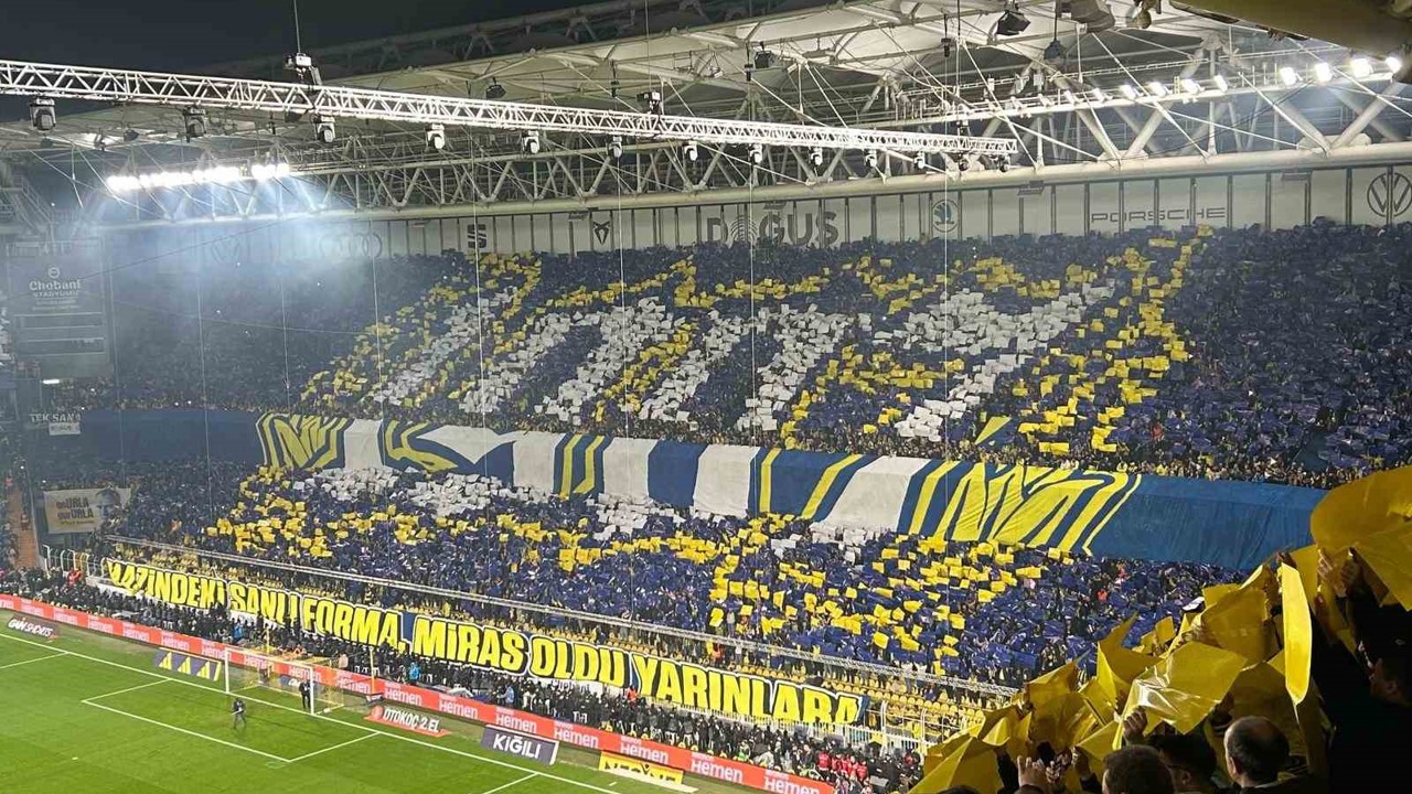 Fenerbahçeli taraftarlardan derbiye özel koreografi
