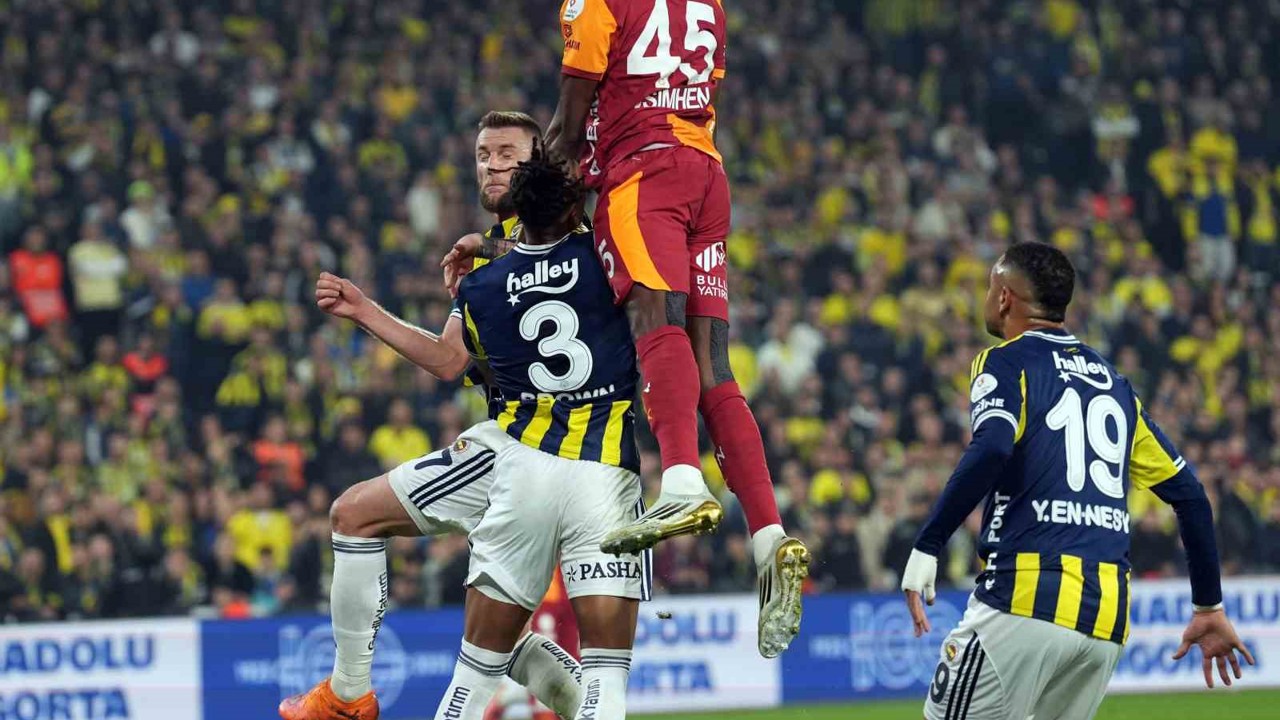 Trendyol Süper Lig: Fenerbahçe: 0 - Galatasaray: 1 (İlk yarı)
