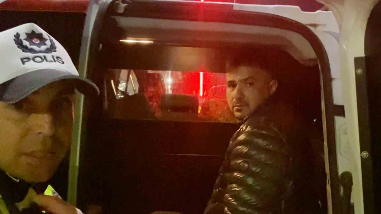 Alkollü sürücü emniyet müdürünün bulunduğu makam aracına çarptı
