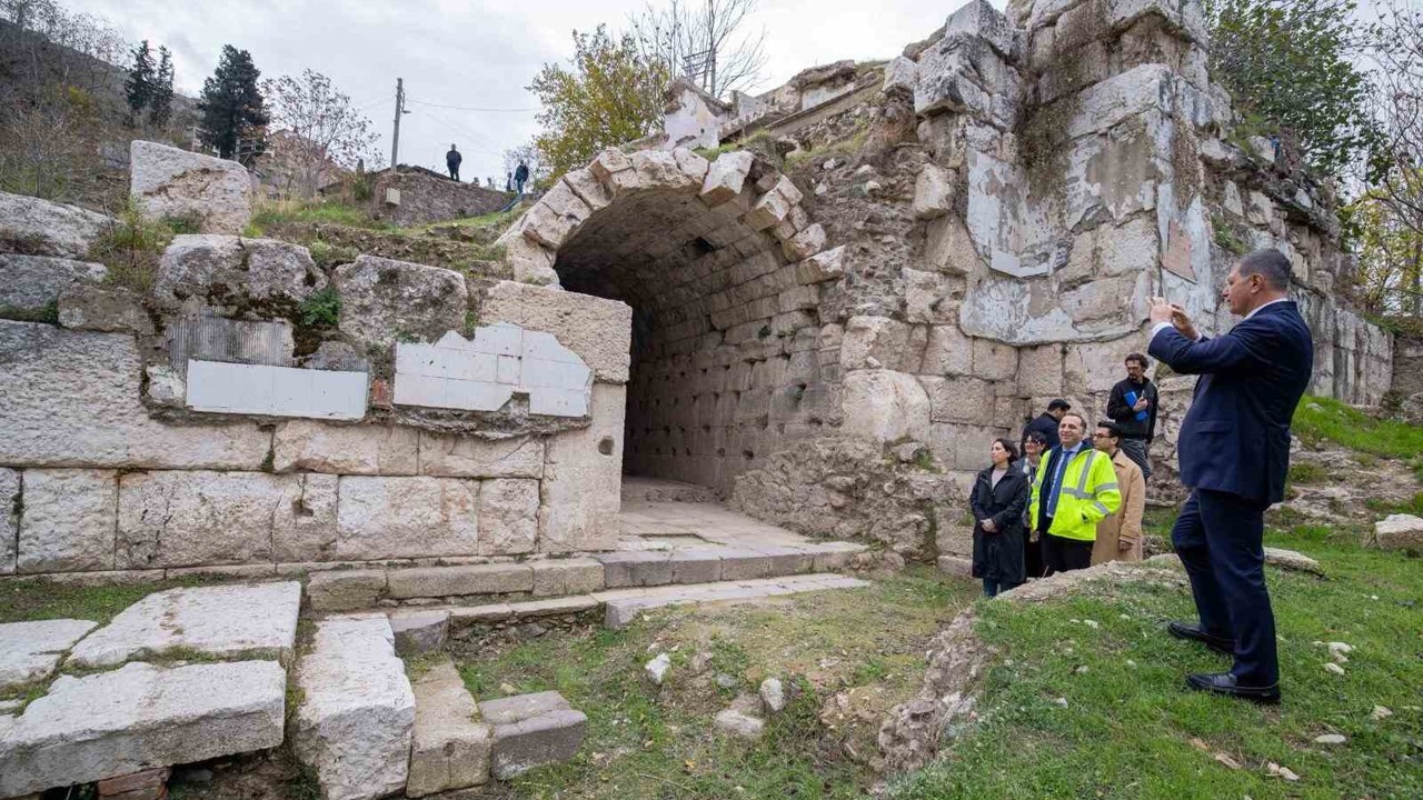 Smyrna Tiyatrosu gün yüzüne çıkıyor
