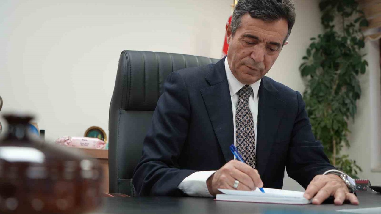 40 yıl önce mezun olduğu okula müdür olarak döndü: Bayburtlu eğitimci şimdi hatıra defteri tutuyor
