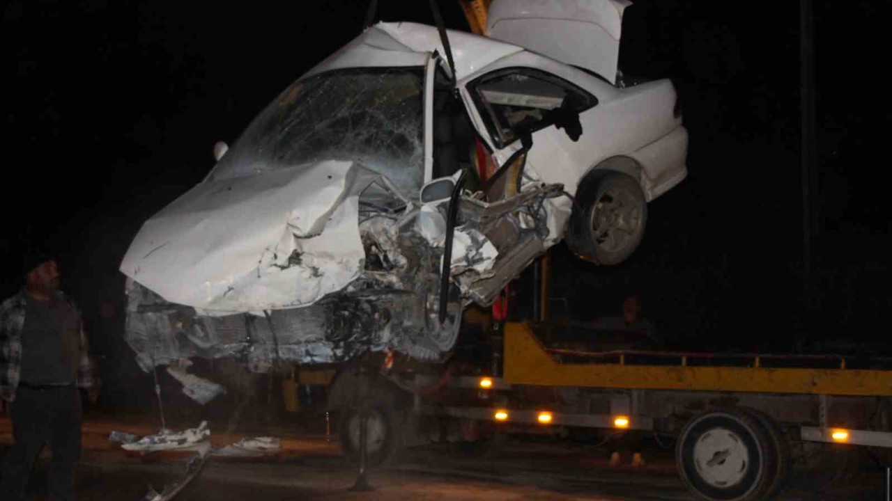 Amasya’da iki otomobilin çarpıştığı feci kazada kamerada
