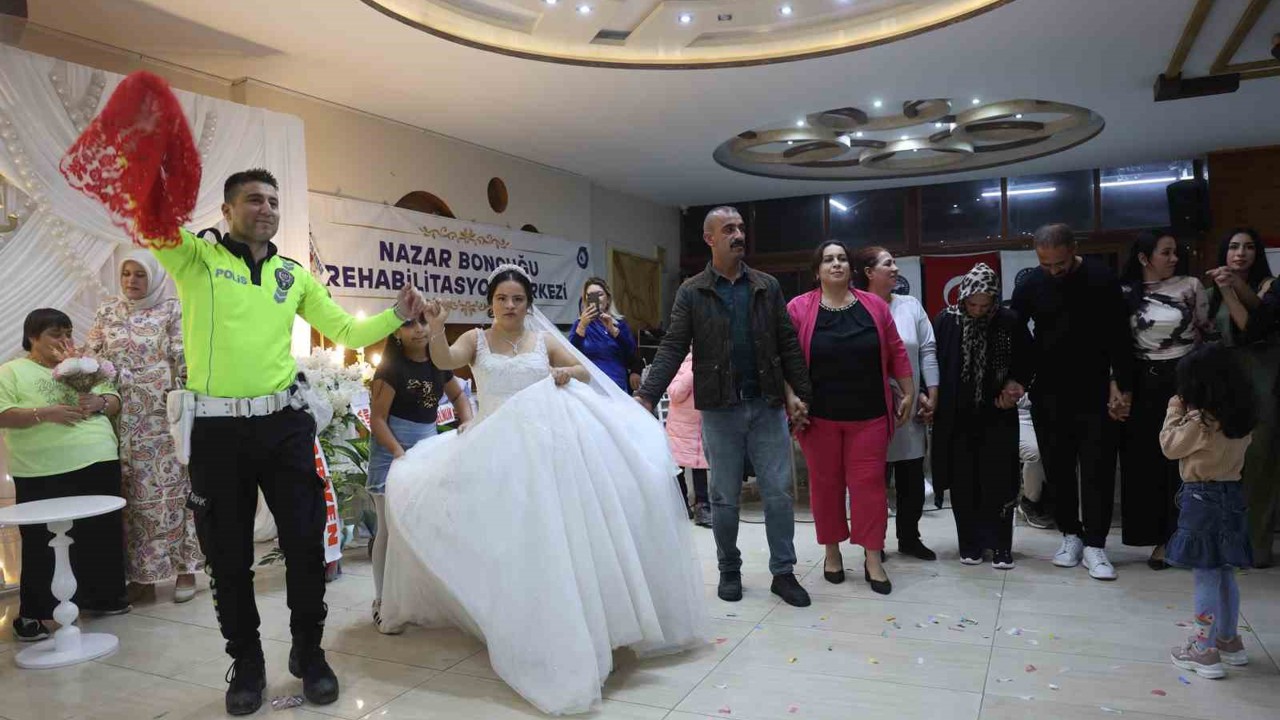 Down sendromlu Ezgi’nin düğün hayali gerçek oldu, mutluluğuna ortak olan polisler yürekleri ısıttı
