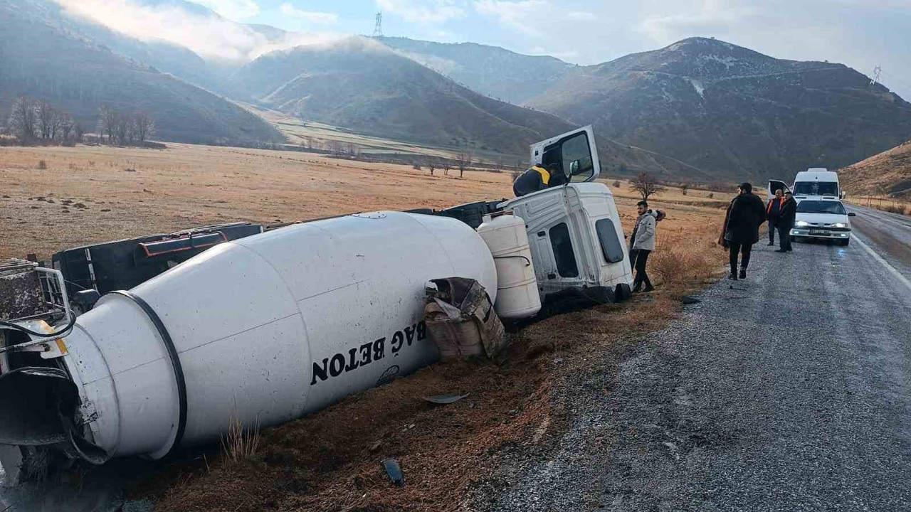 Tatvan-Hizan yolunda beton mikseri şarampole devrildi: 1 yaralı
