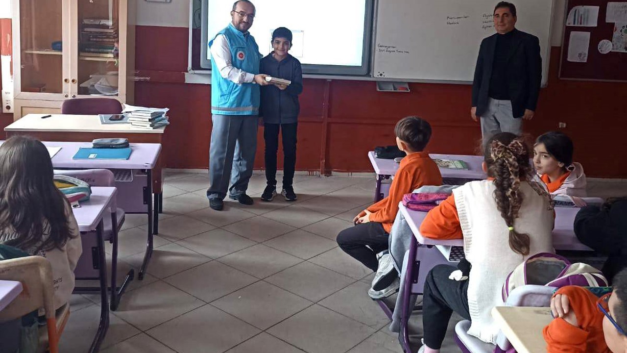 Emet’te ortaokul öğrencilerine Kur’an-ı Kerim hediye edildi
