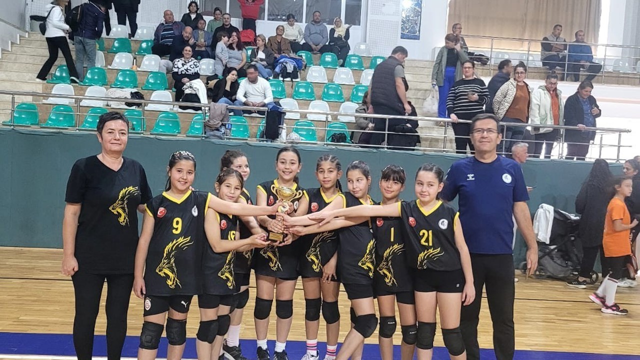 Köyceğizli minikler Voleybol Turnuvası’nda şampiyon oldu
