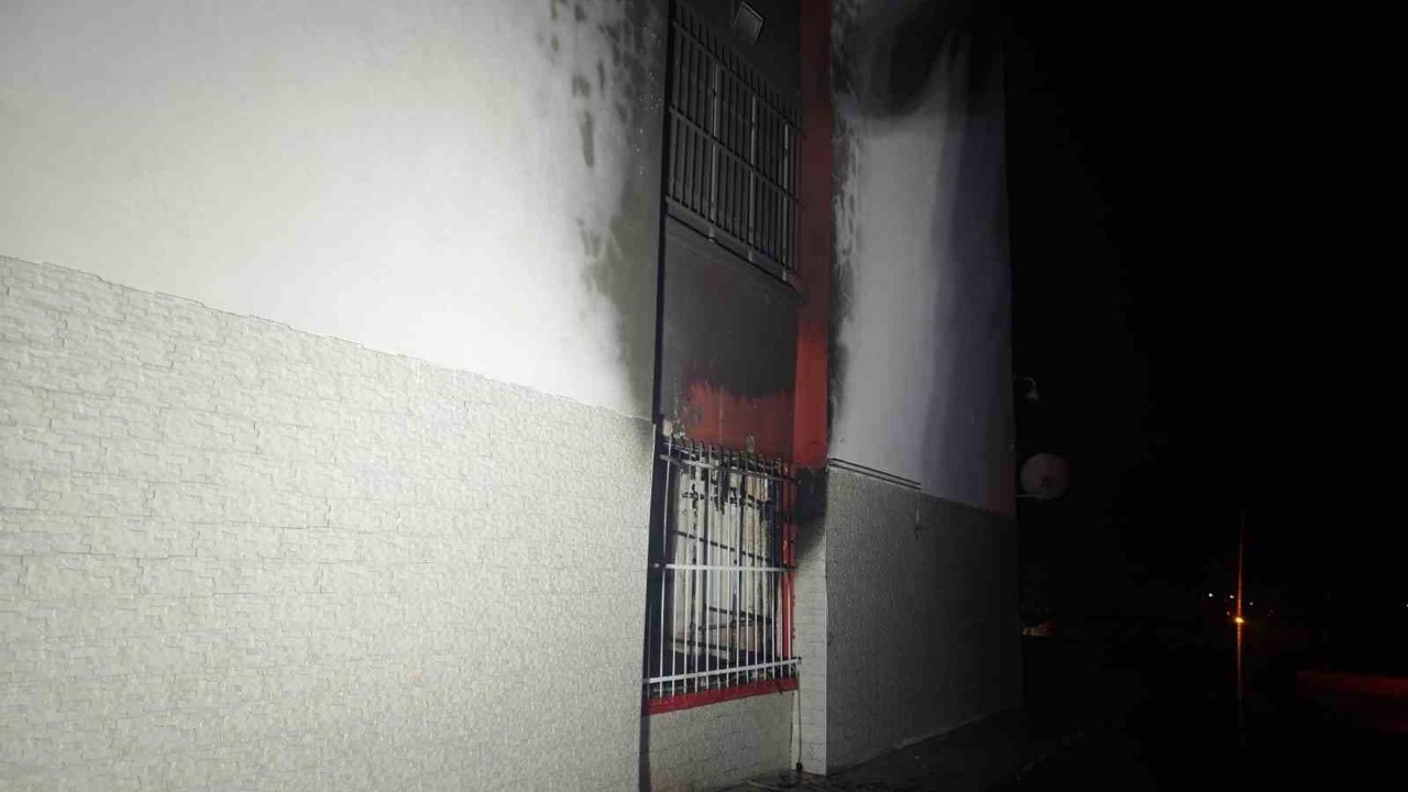 Tahliye edilen okulda çıkan yangın panikletti
