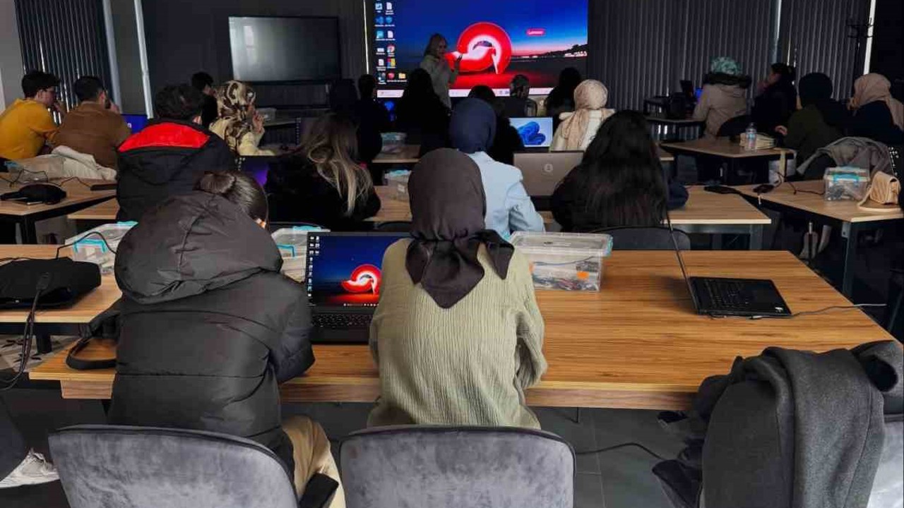 Bilişim Akademisi’nde Fen Bilgisi öğretmen adaylarına eğitim

